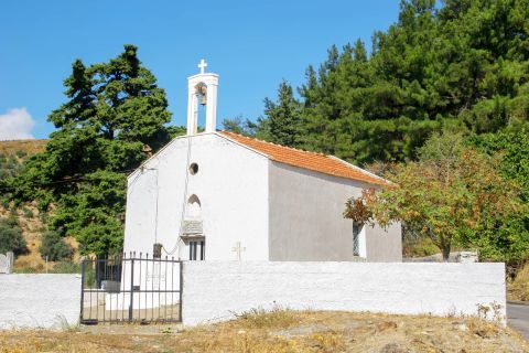 Epanochori: A small chapel in Epanochori