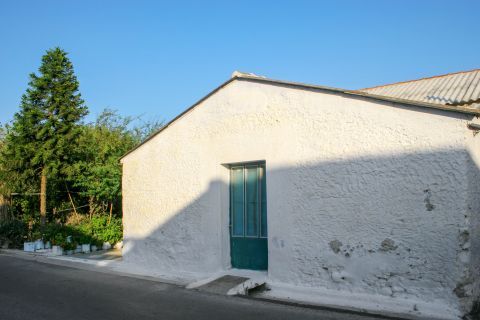 Spilia: A white house with a blue door