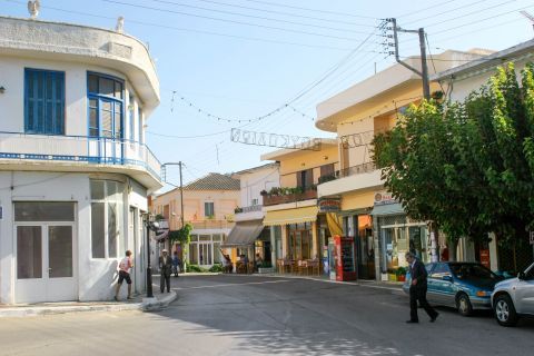 Voukolies: Shops, taverns and old houses