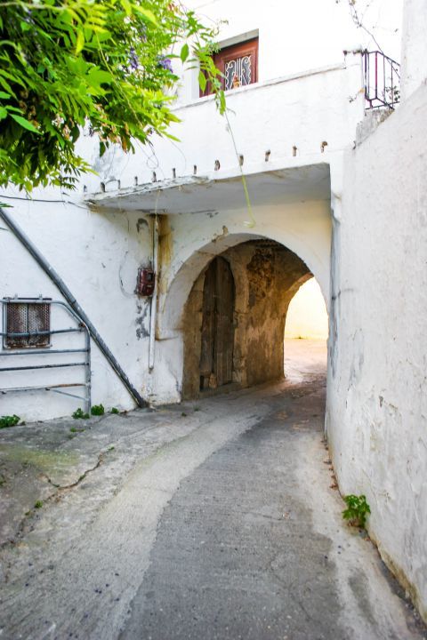 Atsipopoulo: The picturesque arched paths are a trademark of Atsipopoulo village.