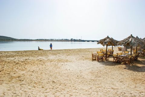 Diakofti: Some umbrellas and chairs on the sandy beach of Diakofti.