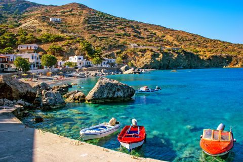 Agios Nikolaos: Fishing boats on the small harbor of Agios Nikolaos beach.