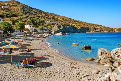 Agios Nikolaos: Some umbrellas and sun loungers on Agios Nikolaos beach.