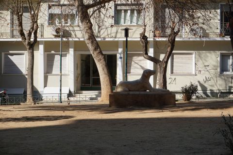 Kipseli: The statue of a dog 
