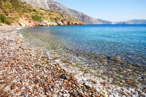 Agia Triada: Along the beach there are small pebbles that reach the shore.