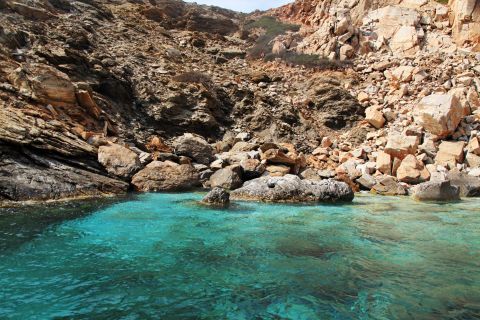 Tris Klisies: Exotic waters and cliffs