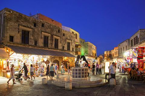 Town: Square of Jewish Martyrs by night.