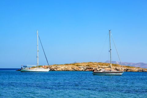 Papandria: Sailing boats, mooring on crystal blue waters. View from Papandria beach.