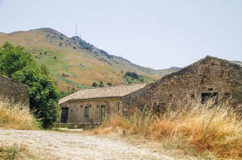Palaia Peritheia: An old, stone built house