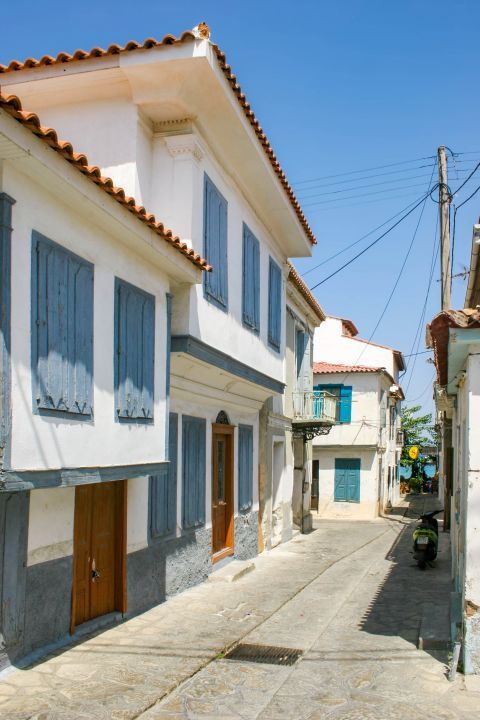 Kokkari: White-colored houses with colorful shutters and wooden doors.