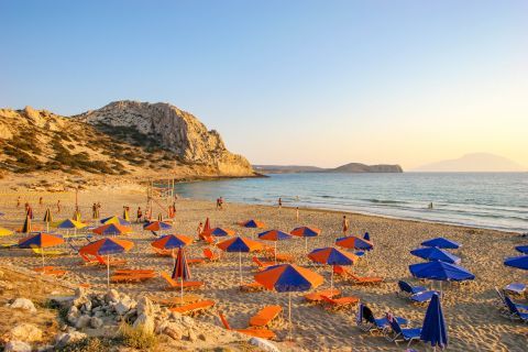 Arkassa Beach: Umbrellas and sun loungers.