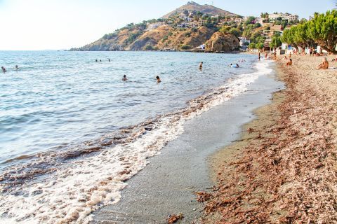 Kantouni: A sandy and family friendly beach.