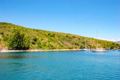 Agios Stefanos: Azure waters and lush vegetation