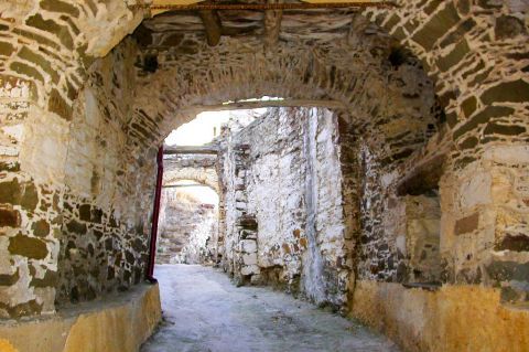 Volissos: A stone-built arch.