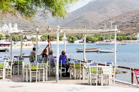 Xilokeratidi: Restaurant overlooking Katapola Bay