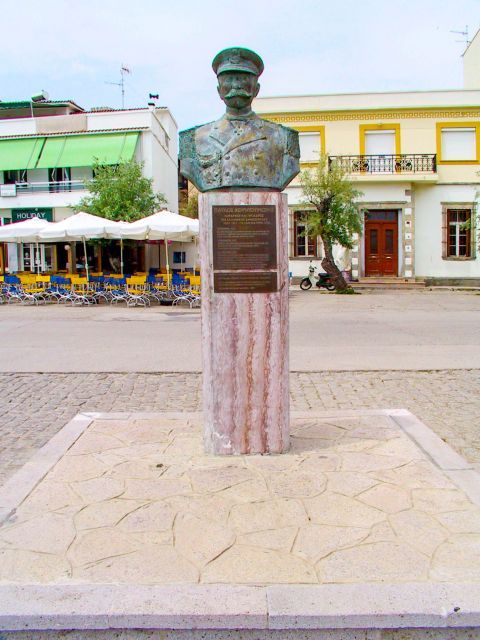 Myrina: Bronze statue of Pavlos Kountouriotis. He was a Greek rear admiral during the Balkan Wars and the first President of the Second Hellenic Republic.