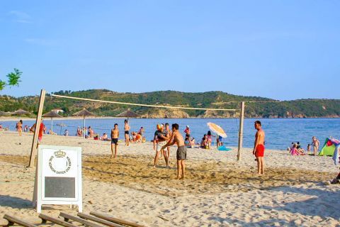Potos: Play beach volley on Potos beach.