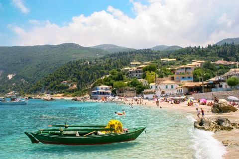 Agios Nikitas: Fishing boats are spotted on this beach.