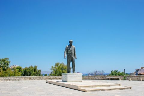 Town: Eleftherios Venizelos statue.
