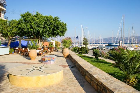 Agios Nikolaos: Cafes and places to relax near the harbor of Agios Nikolaos.