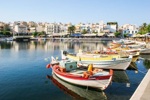 Agios Nikolaos: Lots of buildings are gathered close to Agios Nikolaos port.