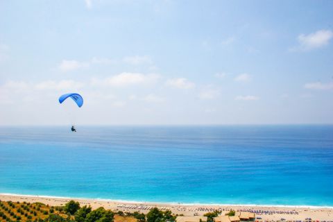 Kathisma: Paragliding above Kathisma beach.