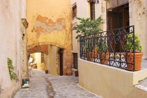 Town: Paved alleys, archways and well-preserved Neoclassical houses.