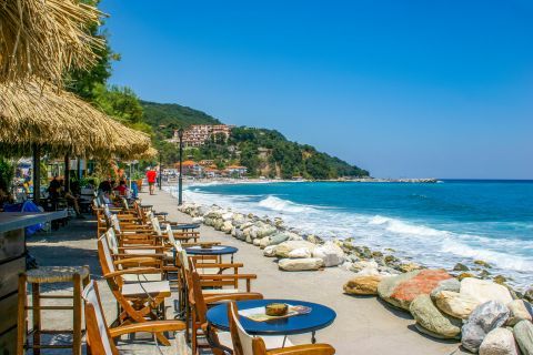 Agios Ioannis: A beach bar by the sea.