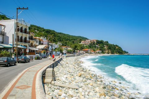 Agios Ioannis: Plenty of accommodation options and shops are spotted close to this beach.