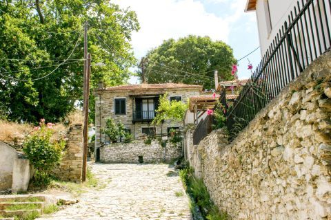 Portaria: Stone-built houses, beautifully decorated with lovely flowers.