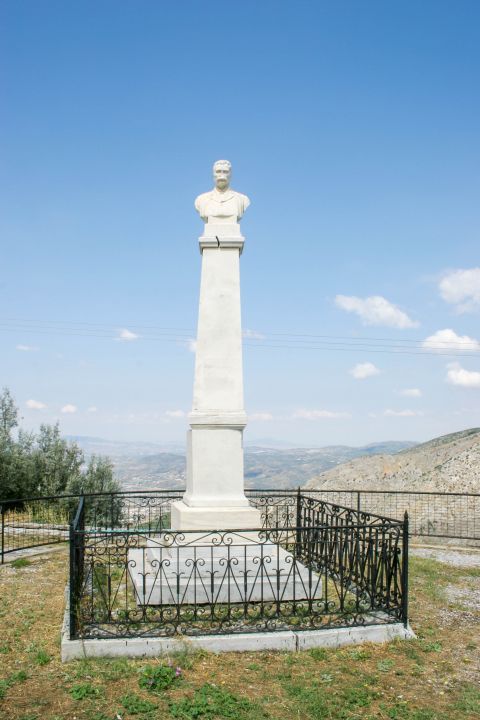 Portaria: Impressive, marble monument.