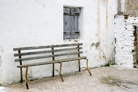 Glinado: An old bench
