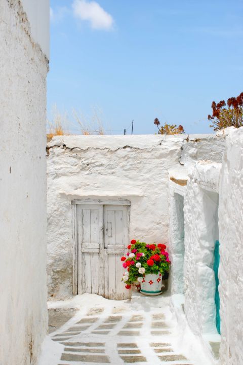 Glinado: A whitewashed house and beautiful flowers
