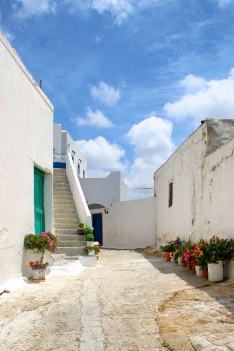 Glinado: Whitewashed houses, built close to each other