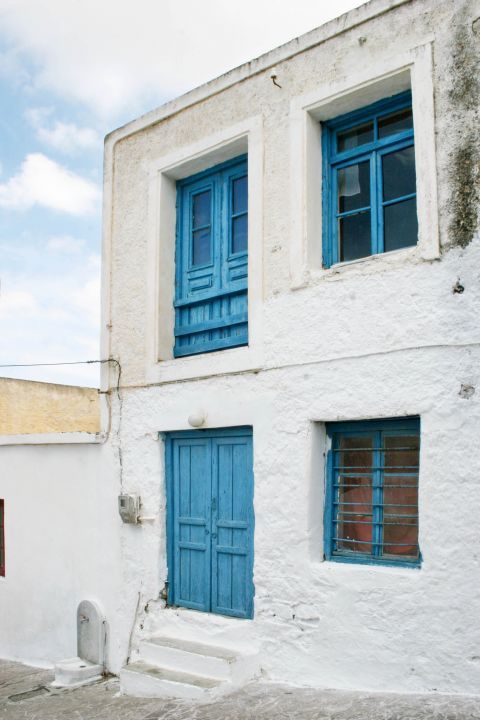 Glinado: Blue-colored windows of a white building
