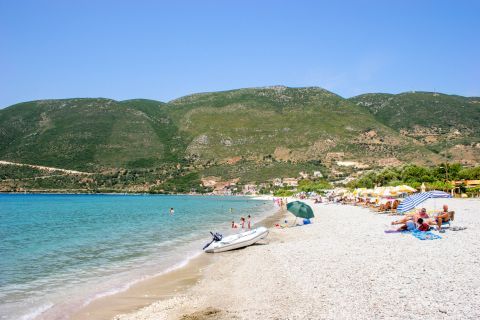 Vassiliki: Beautiful beach, surrounded by green hills.