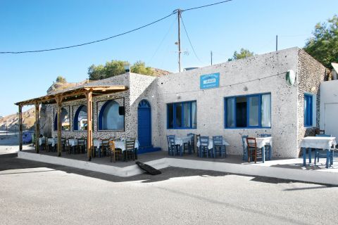 Vourvoulos: A local eatery close to Vourvoulos beach