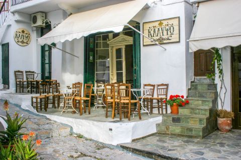 Town: A traditional Kafenio in Chora