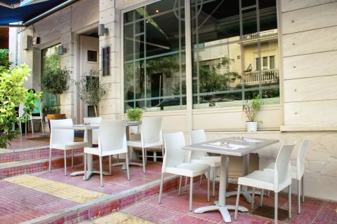 Kolonaki: Outdoor seating of a local cafe