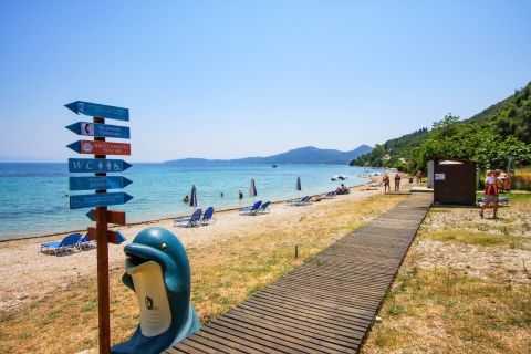 Agios Ioannis Peristeron: Various facilities can be found on Agios Ioannis Peristeron beach