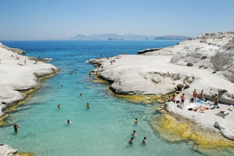 Sarakiniko: Amazing, turquoise waters. Sarakiniko beach, Milos.