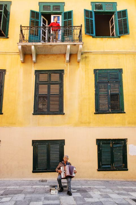 Plaka: An old mansion and a street musician