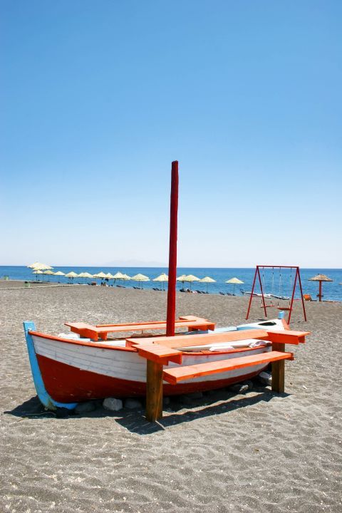 Perivolos: A small boat on Perivolos beach