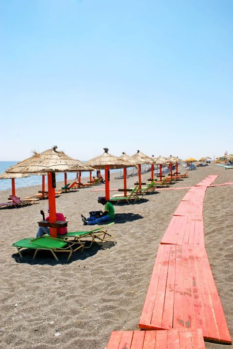 Perivolos: Umbrellas and sunbeds on Perivolos beach