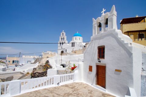 Pyrgos: Whitewashed churches in Pyrgos