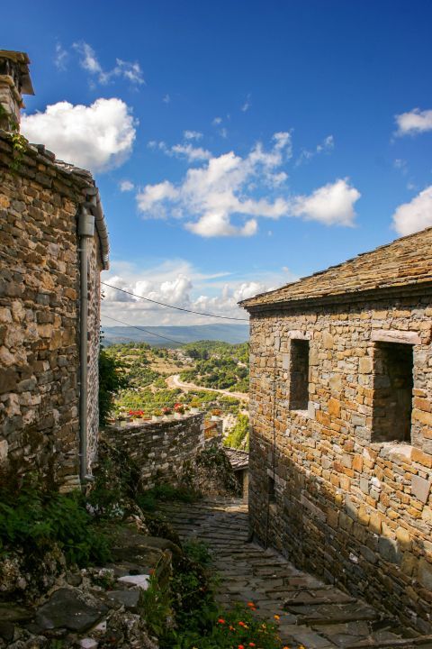 Mikro Papigo: Stone-built houses that command a spectacular view over the hills.