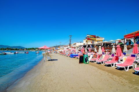Laganas: Numerous facilities and beach bars are found on Laganas beach.