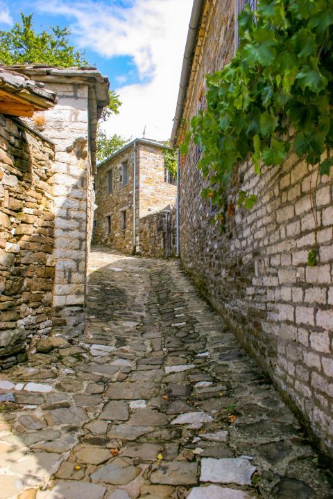 Papigo: Paved streets and stone-built houses.