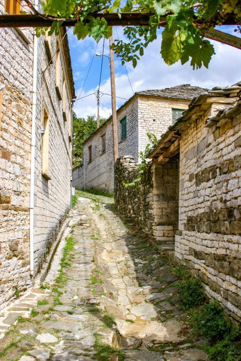 Papigo: Narrow alleys and imposing buildings, constructed the one close to the other.