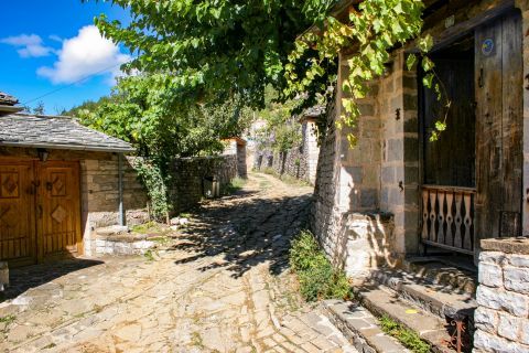 Papigo: Picturesque, stone-built houses, shaded by trees.